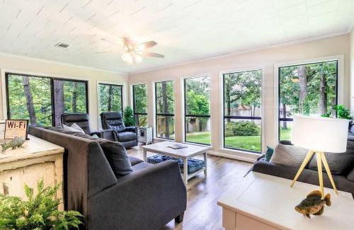Negreet House | Lakefront 3BR with Bunkhouse and Kayaks, Rowboat Included