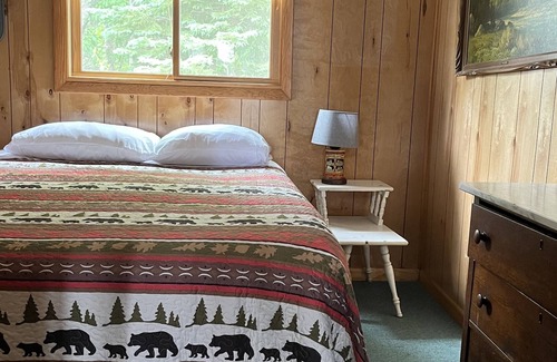 Hayward Cabin | Lakefront Cabin steps from water & beach!
