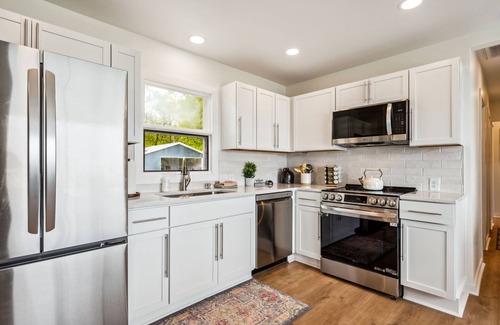 Sturgeon Bay Cabin | Lakefront Cabin w/Hot Tub! Dog/Family Friendly! Great fishing!