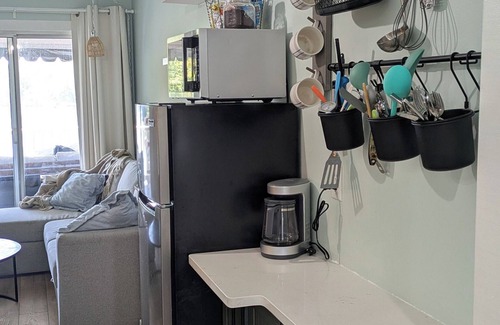 North Shore Condo | Lakefront Hideaway - 2 Kayaks Included & Outdoor Balcony Perfect for Relaxing