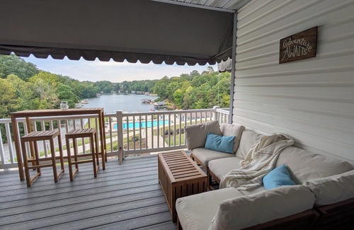 North Shore Condo | Lakefront Hideaway - 2 Kayaks Included & Outdoor Balcony Perfect for Relaxing