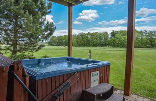 Waterfront Greens House | Lakefront home with lots of community amenities!
