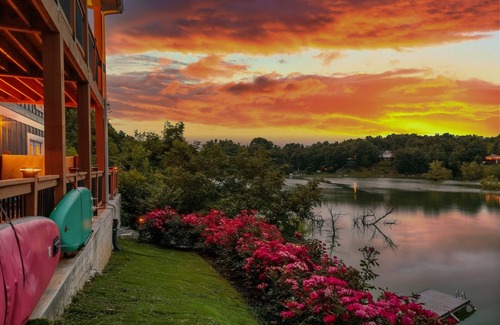 Sevierville House | Lakehouse, private dock, hot tub, 2 kitchens, gated community with pool.