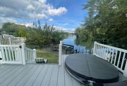 Tattershall Resort | Lakeside Bliss with Fishing Peg and Hot Tub