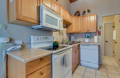 Whitefish Condo | Lakeside condo with pool, hot tub, sauna & beach access
