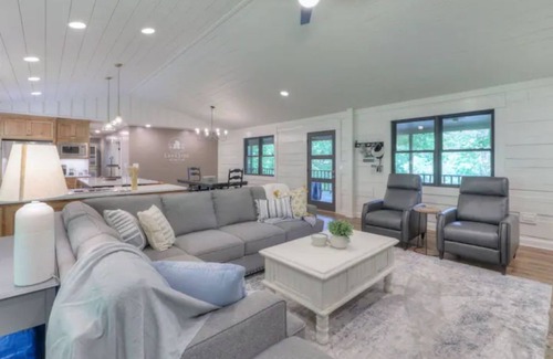 Lynchburg House | Lakeside Family Escape-Modern log home in secluded cove w/pvt. dock, Sleeps 12