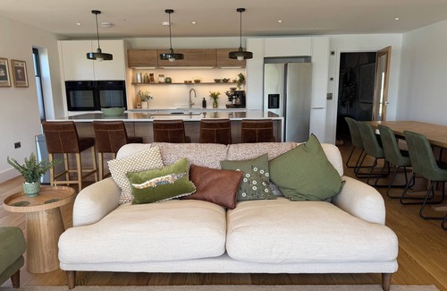 Holworth House | Lakeside retreat with hot tub, games room and on-site spa and pool