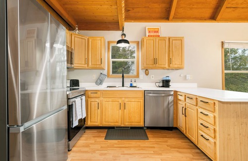 Thayerville Ski Chalet | Lakeview Chalet in Deep Creek Lake + Hot Tub