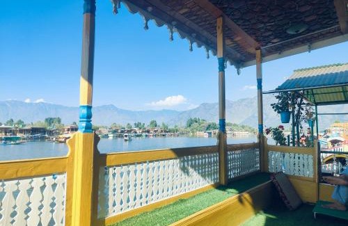 Dal Lake Hotel | Lalarukh Group of Houseboats