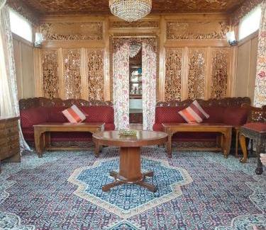 Dal Lake Hotel | Lalarukh Group of Houseboats