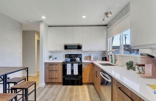 West Edmonton House | Lana - Walk to WEM, 4bdrms, Sleeps 10, fast WIFI