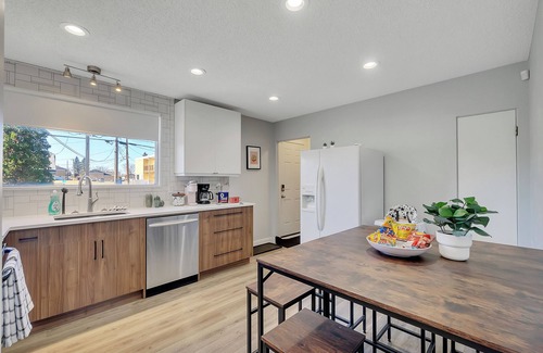 West Edmonton House | Lana - Walk to WEM, 4bdrms, Sleeps 10, fast WIFI