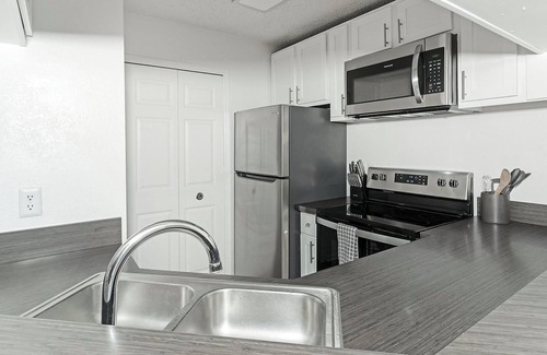 Southside Apartment | Landing | Amazing 2BD, Tennis Court, Pool