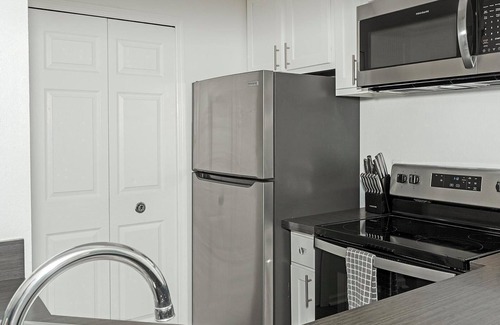 Southside Apartment | Landing | Amazing 2BD, Tennis Court, Pool
