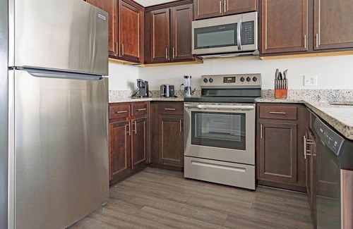 Bloomingdale Apartment | Landing | Amazing 2BD, Gym, Pool