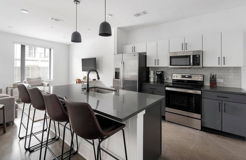 Eighth Avenue Apartment | Landing | Beautiful 2BD, Courtyard, Yoga Studio