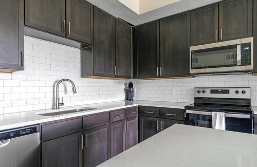 Palmetto Apartment | Landing | Chic 2BD, Pool, Gym