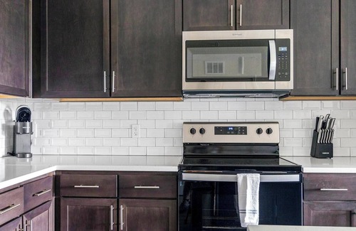 Palmetto Apartment | Landing | Chic 2BD, Pool, Gym