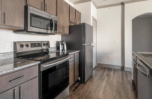 Manor Apartment | Landing | Modern 1BD, Clubhouse, Courtyard