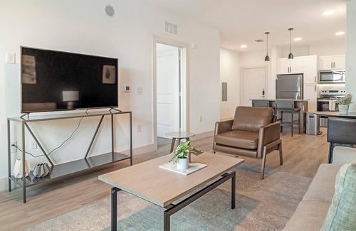 Sanford Apartment | Landing | Modern 1BD, Gym, Pool