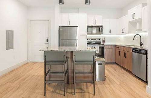 Sanford Apartment | Landing | Modern 1BD, Gym, Pool