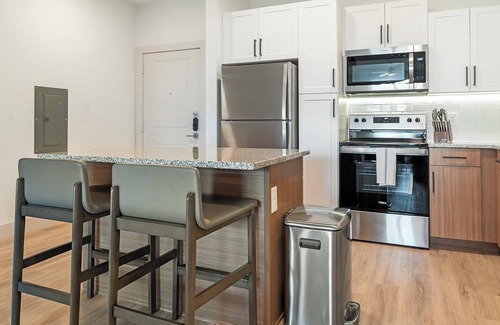Sanford Apartment | Landing | Modern 1BD, Gym, Pool