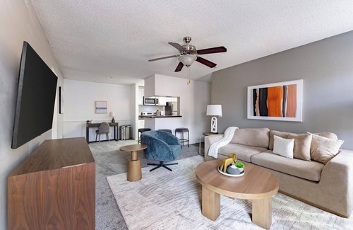 Sunbeam Apartment | Landing | Modern 1BD, Gym, Tennis Court
