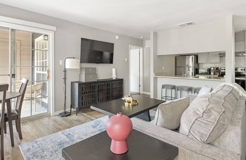Royal Ridge Apartment | Landing | Modern 1BD, Clubhouse, Pool