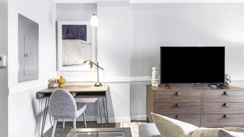 Downtown Indianapolis Apartment | Landing Modern Apartment with Amazing Amenities (ID1806X06)