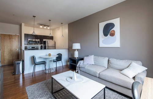 Church Hill Apartment | Landing | Spectacular 1BD, Courtyard