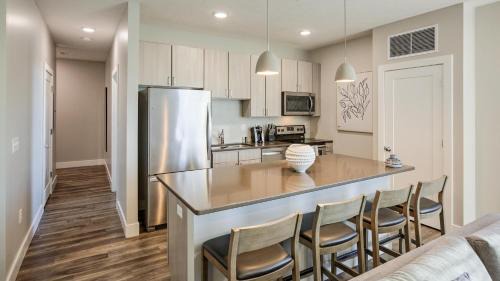 Spring Apartment | Landing Spectacular 1BD Pool Gym