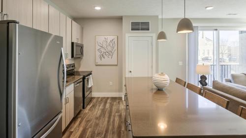 Spring Apartment | Landing Spectacular 1BD Pool Gym