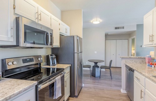 Greenbell Apartment | Landing | Stunning 1BD, Pool, Gym