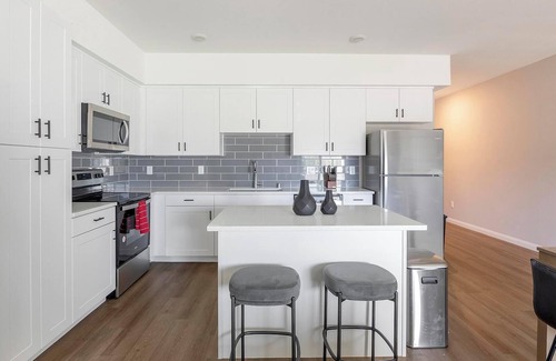 Townsite Apartment | Landing | Stunning 1BD, Rooftop Lounge, Pool