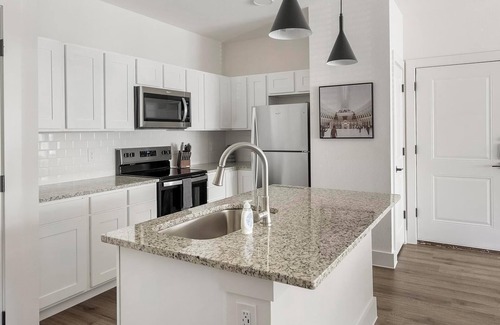 Venus Apartment | Landing | Stylish 1BD, Clubhouse, Pool
