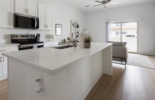 Casas Adobes Apartment | Landing | Stylish 2BD, Pool