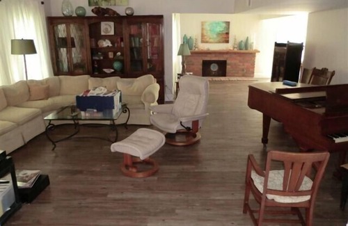 East Side Costa Mesa House | Large 4 BD/3 BA Back Bay Family Living, Beach and Shopping