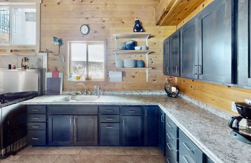 La Sal Cabin | Large Family Cabin with Commercial Kitchen and Lot of Sleeping Options