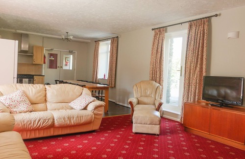Torpoint House | Large holiday home on Rame Peninsula AONB. 5 beds 4 bathrooms. On site parking.