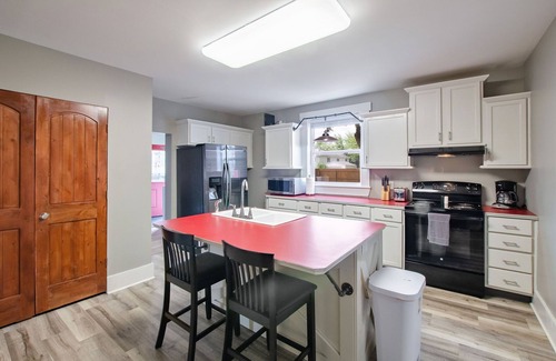 Kokomo House | Large home with character .5 Miles to downtown