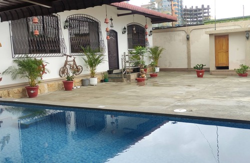 Salinas Villa | Large house with pool two blocks from the malecon.