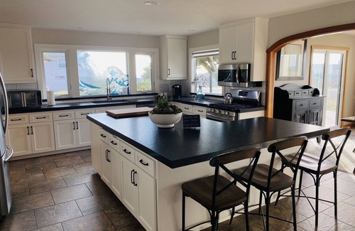 Dillon Beach House | Large Luxurious Coastal Home! Hot tub, Pet friendly, & Beautiful Coastal views