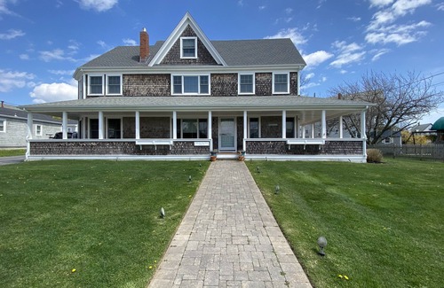 Newport House | Large Updated Home, Walk To Beach, 6BR, 4BA Sleeps 12