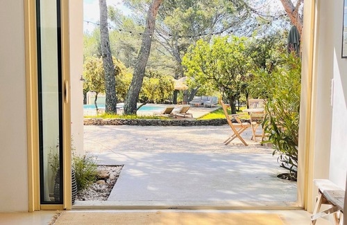 Cabrieres-d'Avignon House | Large villa, 4 bedrooms, sleeps 10, swimming pool, Luberon, 4 kms from Gordes