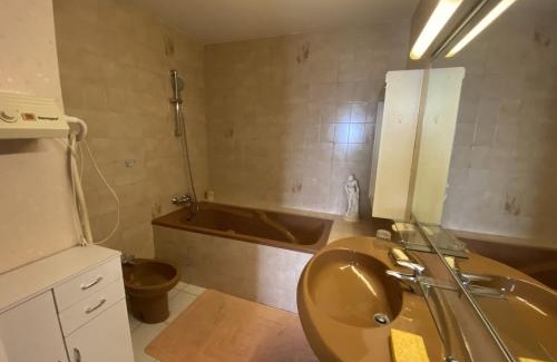 Larmor-Plage Apartment | Larmor-Plage T4 Spacieux avec Terrasse, Ascenseur et Parking face à la Mer - FR-1-349-124