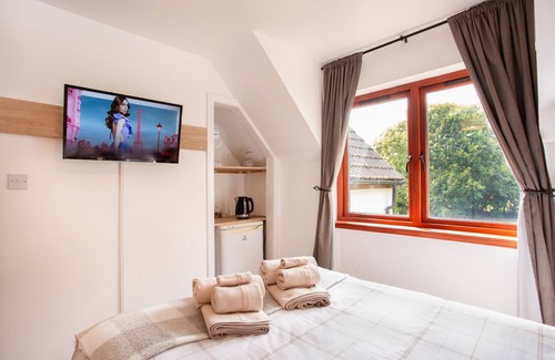 Alness House | Last-Minute | Double Room, Stream View + Parking