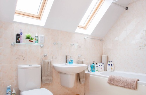 Alness House | Last-Minute | Double Room, Stream View + Parking