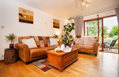 Alness House | Last-Minute | Double Room, Stream View + Parking