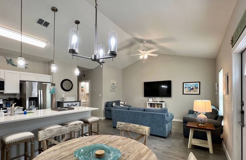 Corpus Christi House | Lazy as a Lobster @THE LAZY LOBSTER! Close Walk To Beach! Pool!