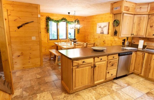 Gatlinburg - Pigeon Forge Cabin | Lazy Bear Cabin w/Breathtaking Views!